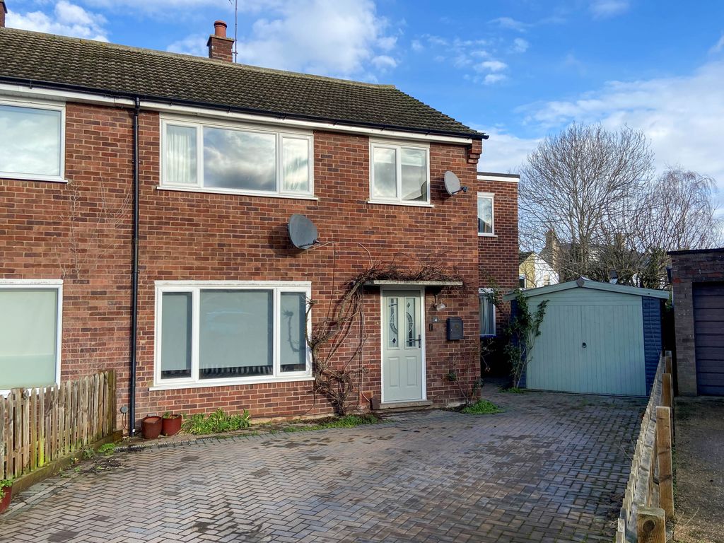 4 bed semidetached house for sale in Sefton Close, Trumpington