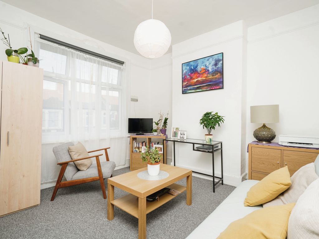 2 bed flat to rent in Northbank Road, Walthamstow, London E17, £1,650