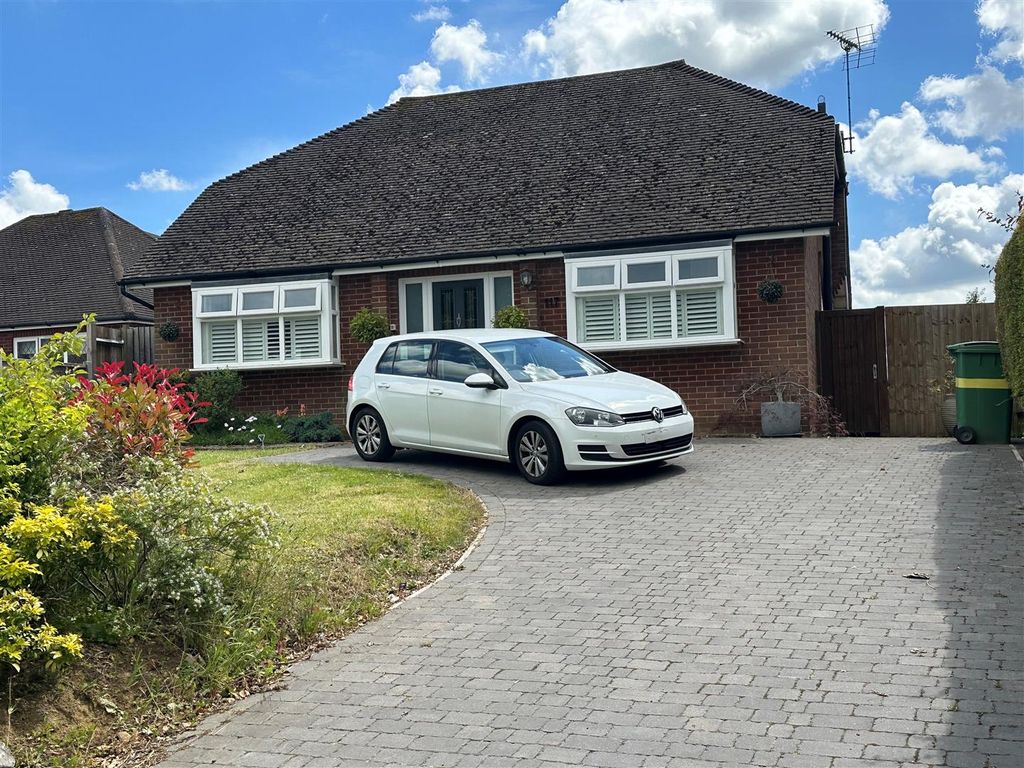 3 bed bungalow for sale in Heath Road, Barming, Maidstone ME16, £