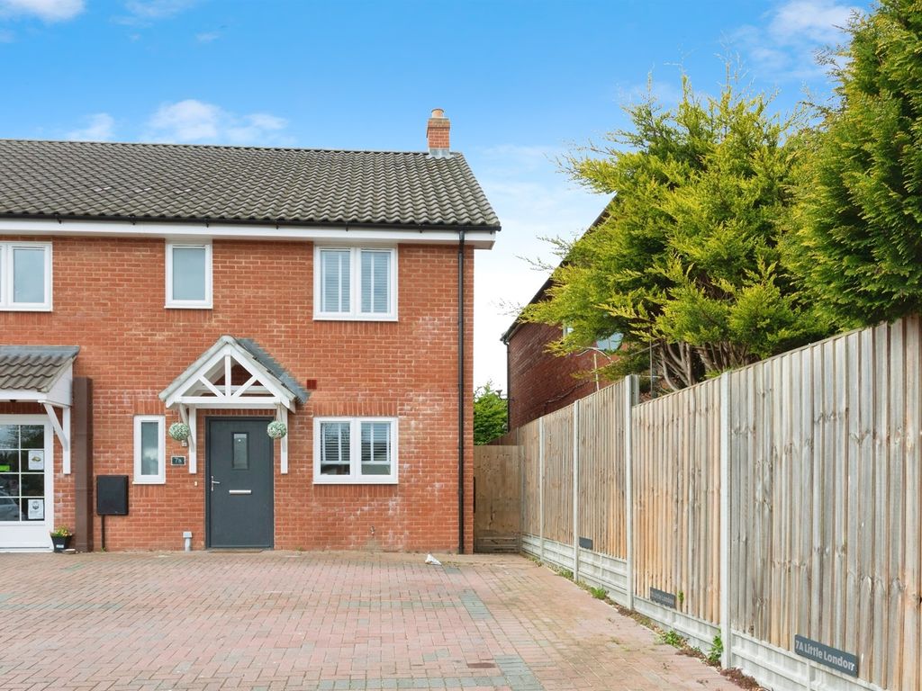 3 bed semidetached house for sale in Little London, Deanshanger