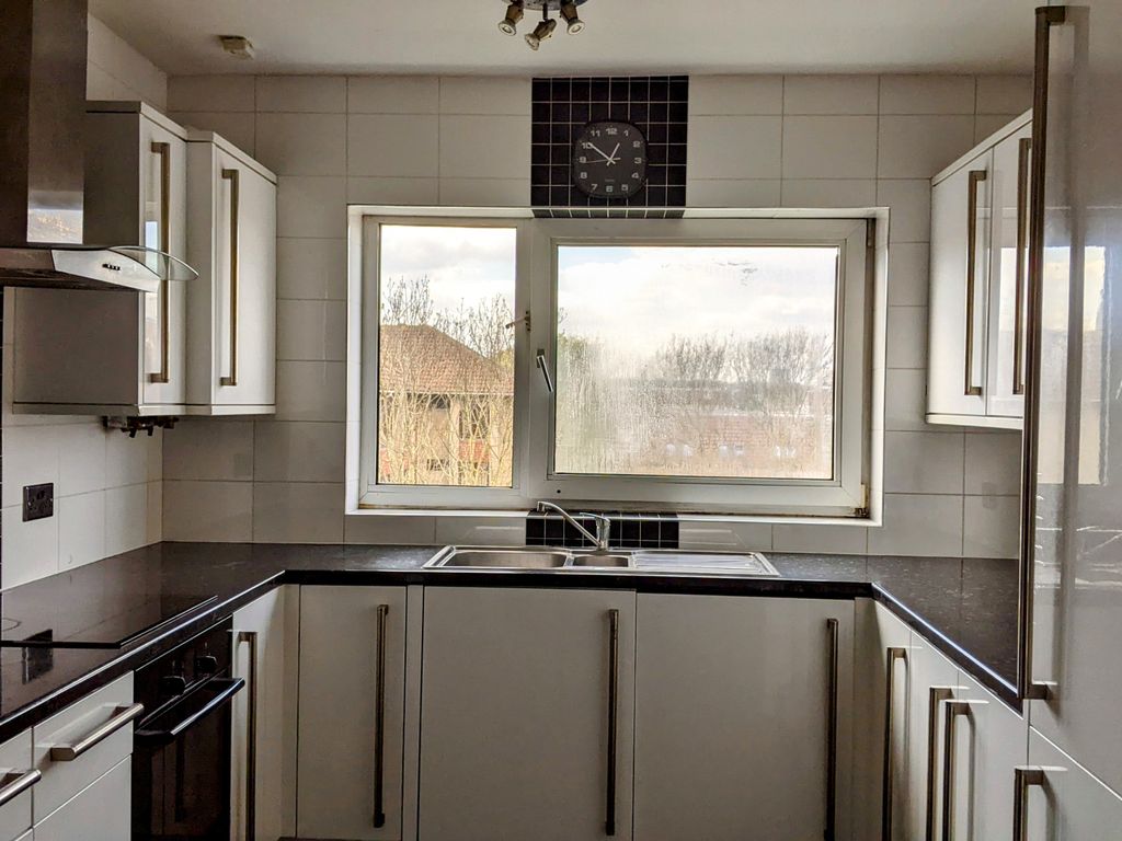 2 bed flat to rent in Harcourt Road, Wallington SM6 Zoopla