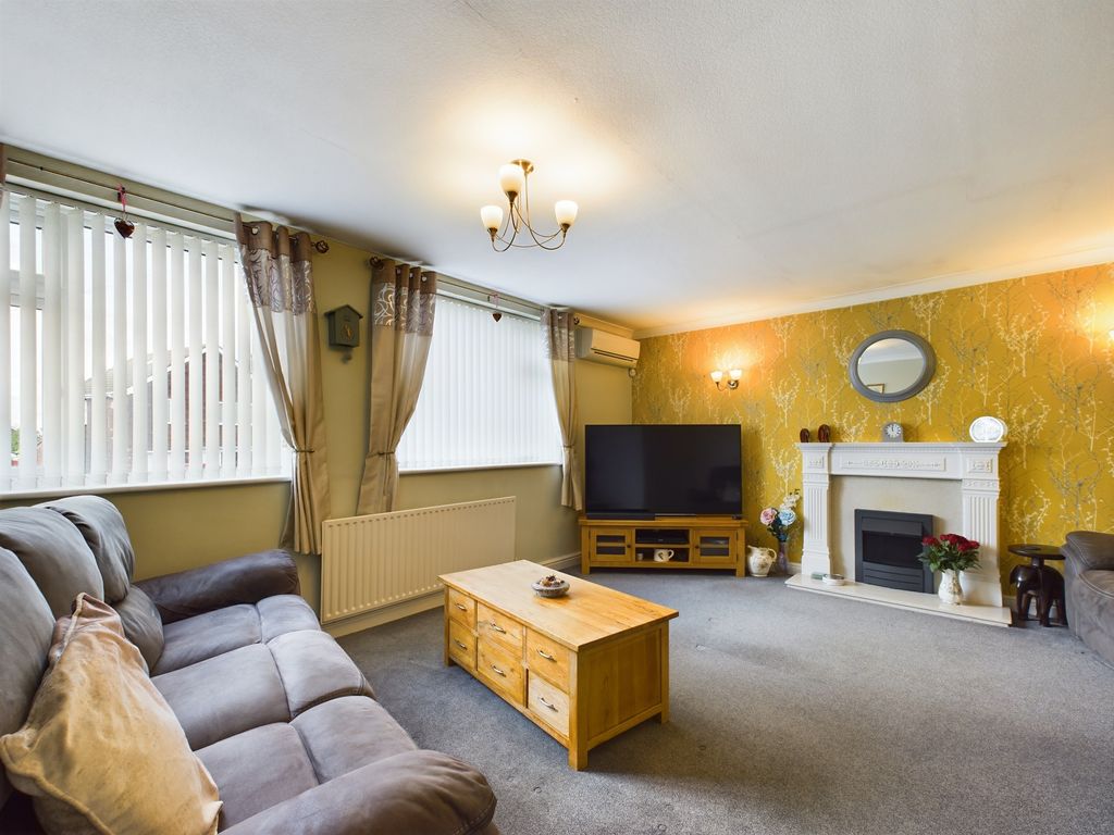 4 bed detached house for sale in Windsor Crescent, Bottesford