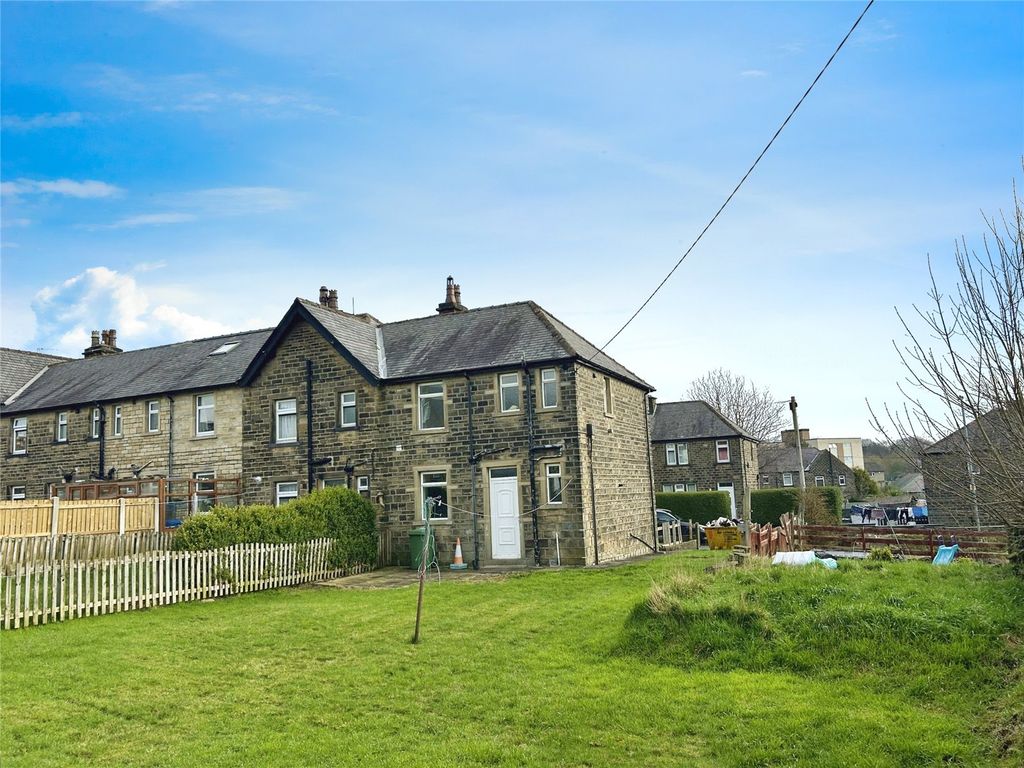 3 bed end terrace house to rent in Myrtle Grove, Quarmby, Huddersfield