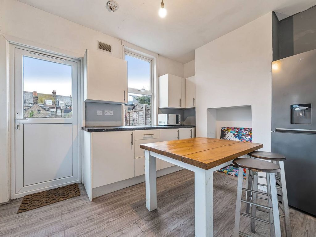 2 bed end terrace house to rent in Ruislip Street, Tooting Bec, London