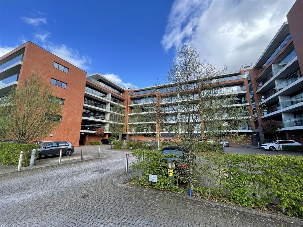 2 bed flat to rent in Racecourse Road, Newbury, Berkshire RG14, £1,450