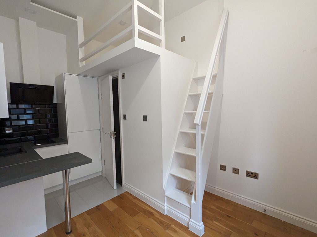 Studio to rent in Windmill Lane, Southall UB2 Zoopla
