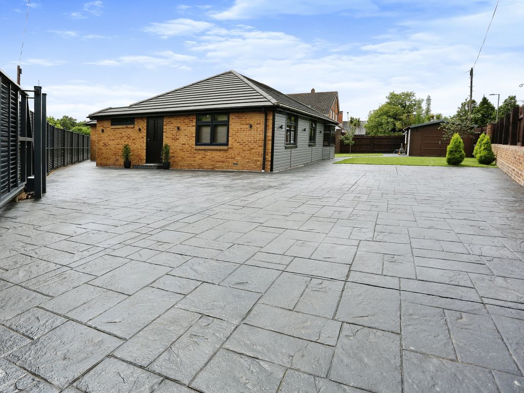 3 bed detached bungalow for sale in Warsash Road, Locks Heath