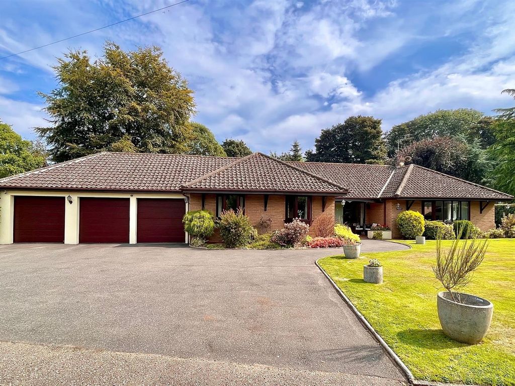 4 bed detached bungalow for sale in Hall Road, Hemsby, Great Yarmouth