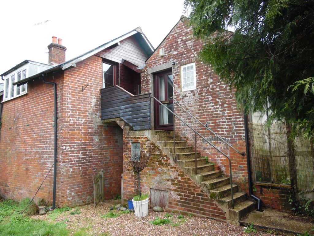 2 bed terraced house to rent in Southampton Road, Fordingbridge