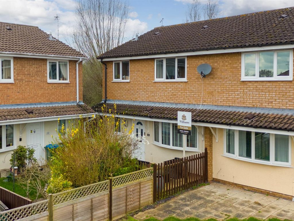 2 bed semidetached house for sale in Miles End, The Willows, Aylesbury