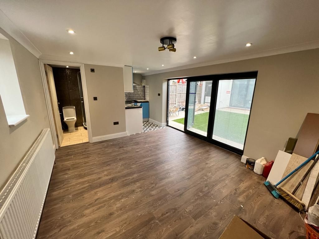 Studio to rent in Longhayes Avenue, Romford RM6, £1,200 pcm Zoopla
