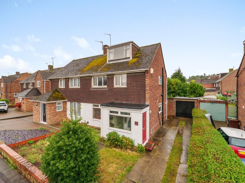 4 bed semidetached house to rent in The Avenue, Aylesford ME20, £1,650