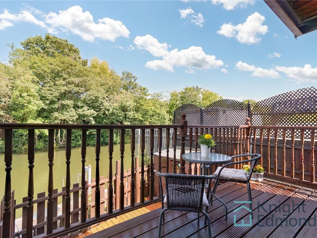 3 bed end terrace house for sale in St. Peters Street, Maidstone ME16