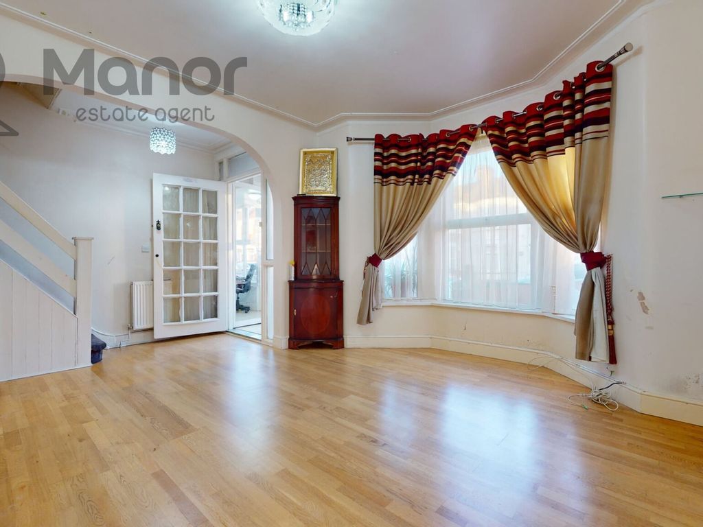 3 bed terraced house to rent in Holmwood Road, Seven Kings IG3, £2,500