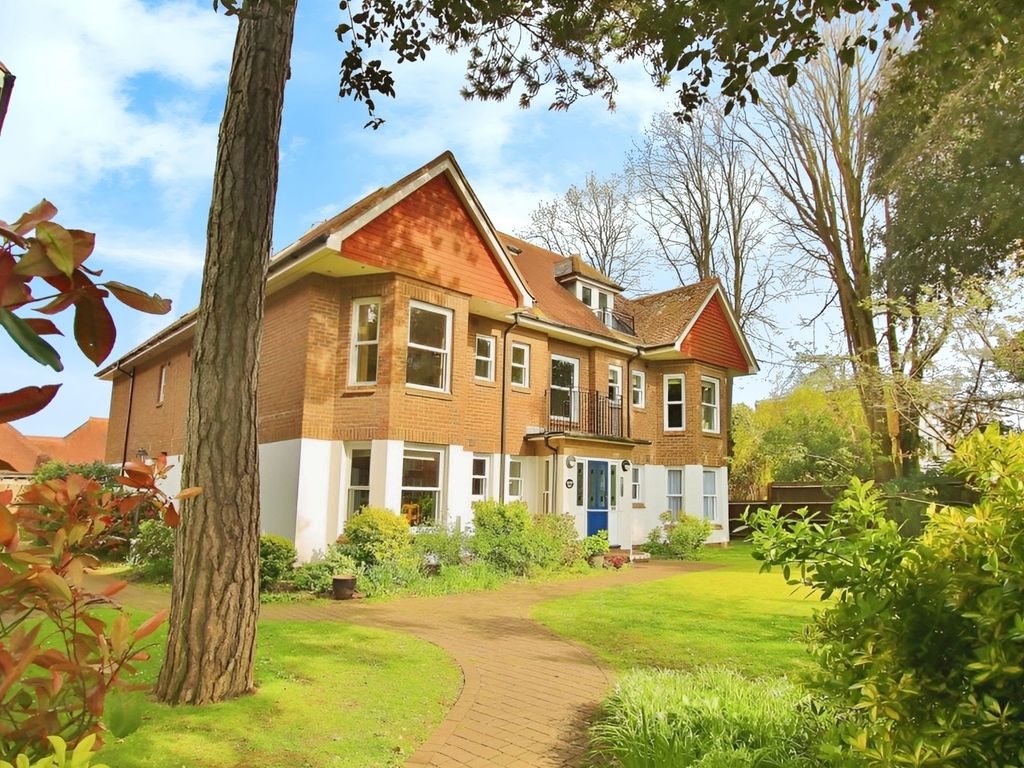 2 bed flat to rent in Grand Avenue, Worthing BN11, £1,550 pcm Zoopla