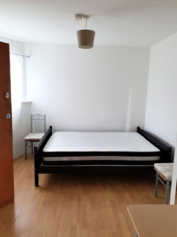 Studio to rent in 527529 High Road, Leytonstone, London E11, £1,100
