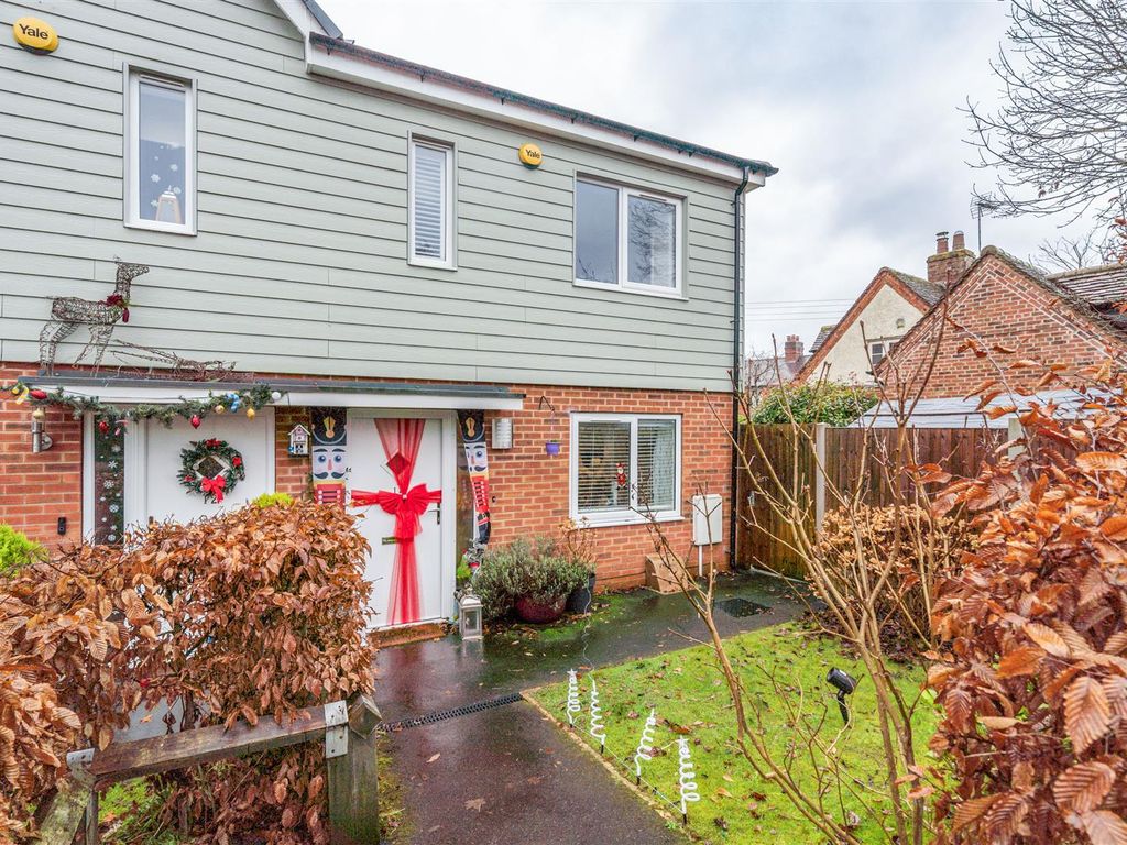 3 bed semidetached house for sale in b Grove, Hockley Heath