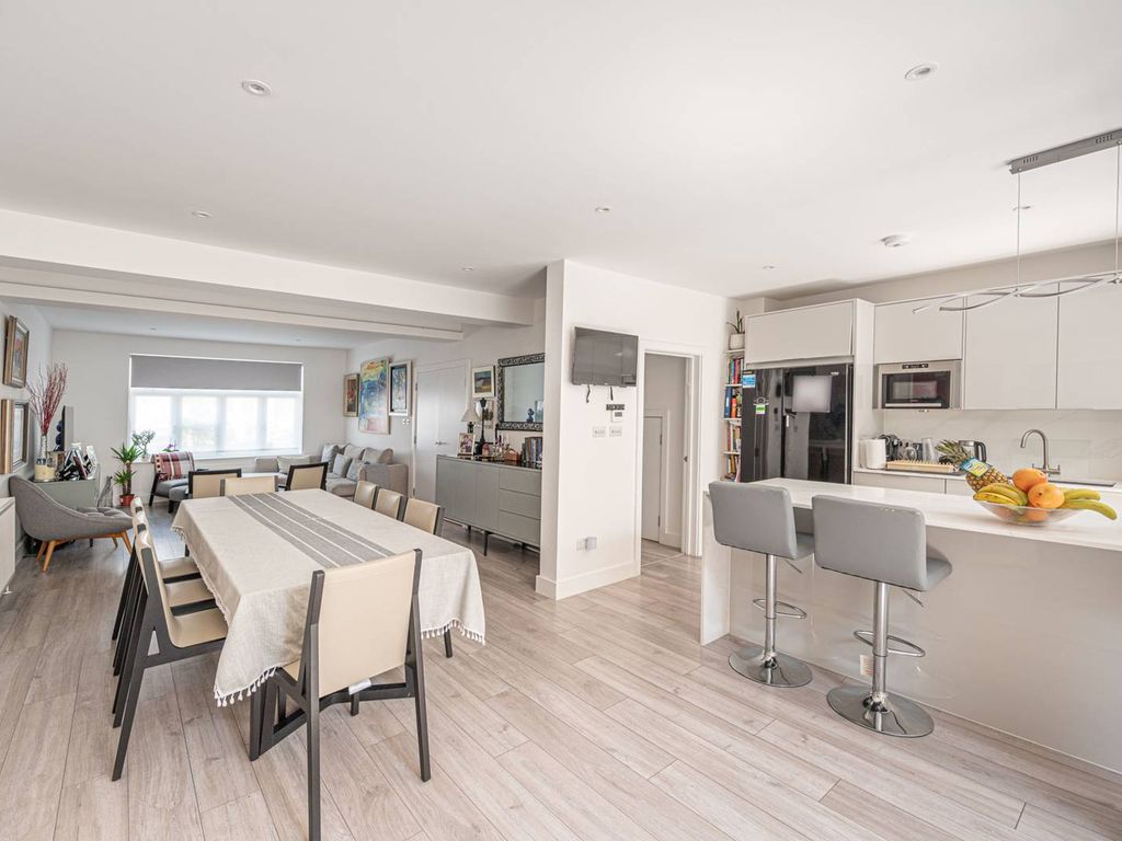 4 bed property to rent in Alyth Gardens, Golders Green, London NW11