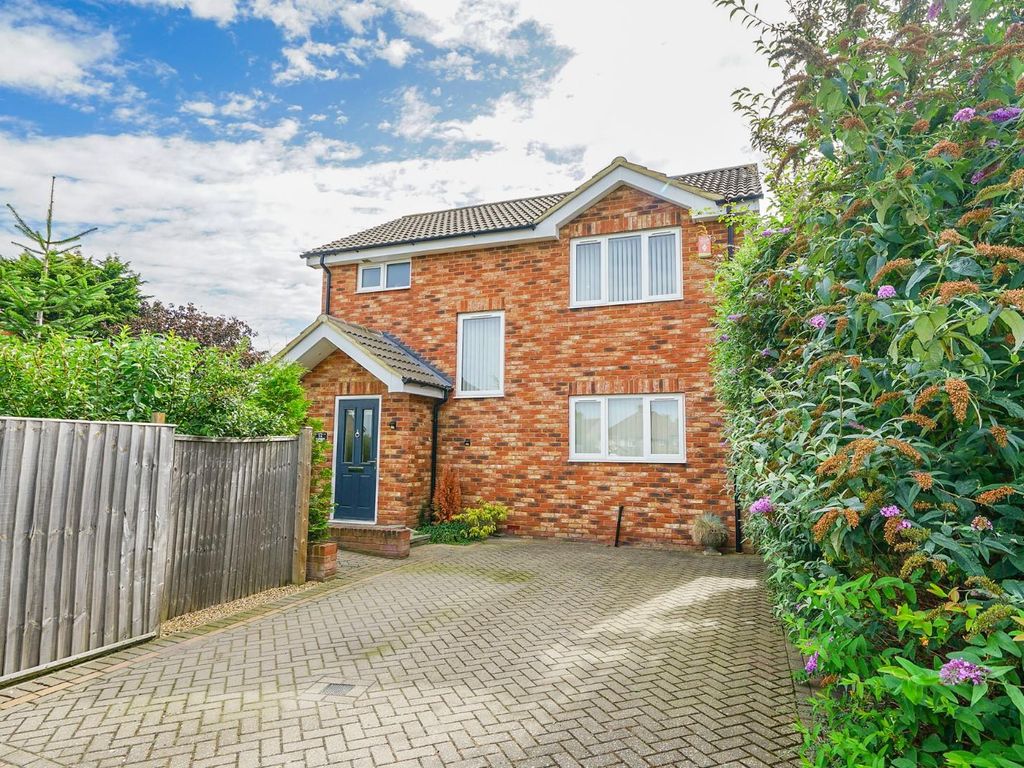 3 bed detached house for sale in St. Close, Leighton Buzzard