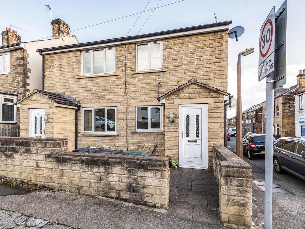 2 bed flat to rent in Barran Street, Bingley, West Yorkshire, UK BD16