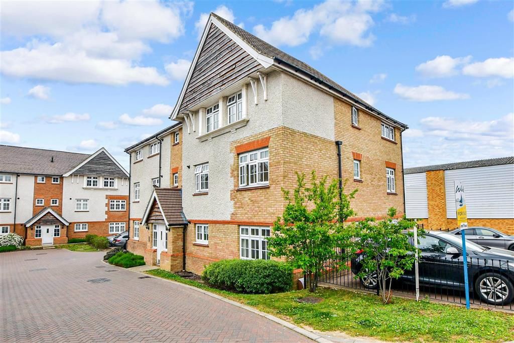 2 bed flat for sale in albion drive, larkfield, aylesford, kent me20