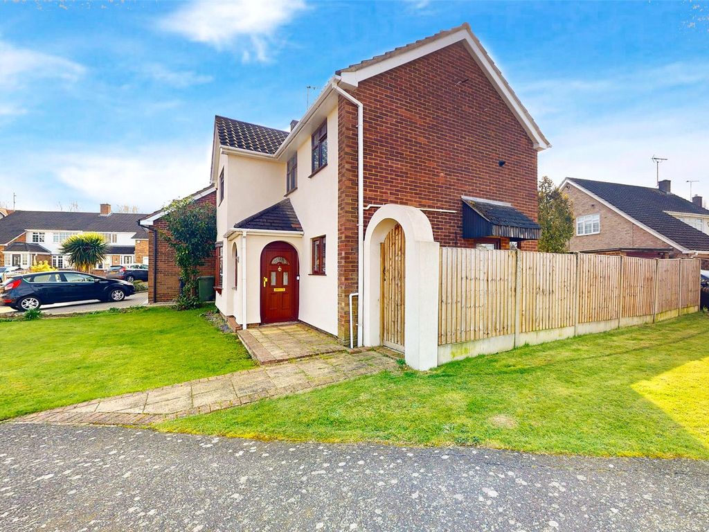 3 bed detached house for sale in Swallow Dale, Kingswood, Basildon, Essex SS16, £550,000 Zoopla