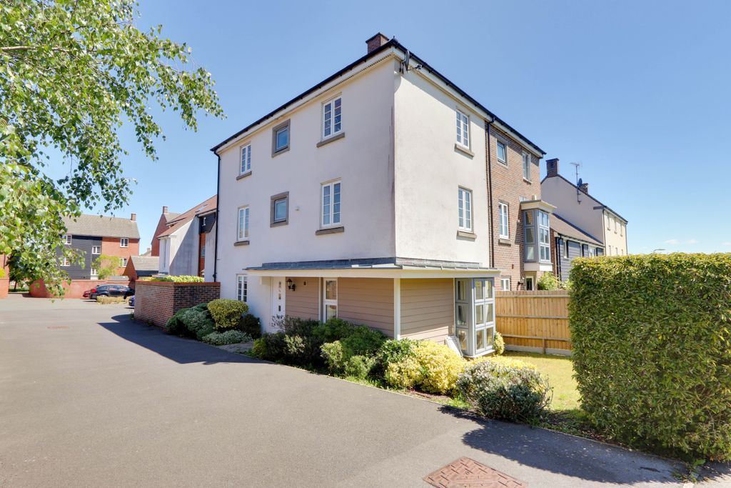 4 bed end terrace house for sale in Appleton Drive, Basingstoke RG24