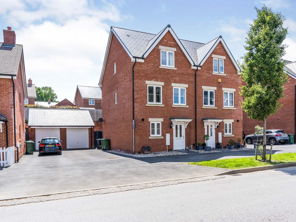 3 bed town house to rent in Kingsman Drive, Botley, Southampton SO32, £