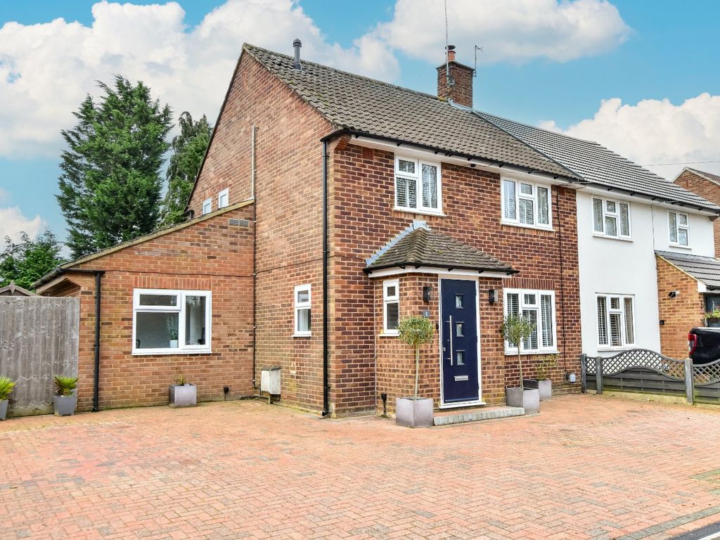 3 bed semidetached house for sale in Meadow Way, Bedmond, Abbots