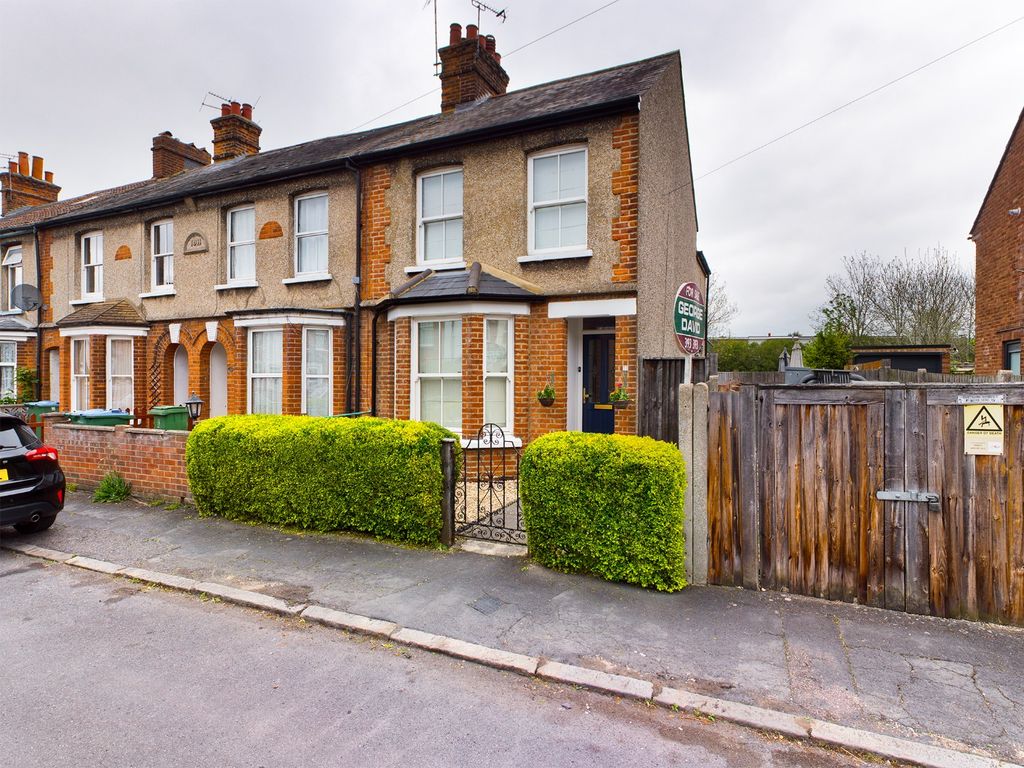 3 bed end terrace house for sale in Chiltern Street, Aylesbury HP21