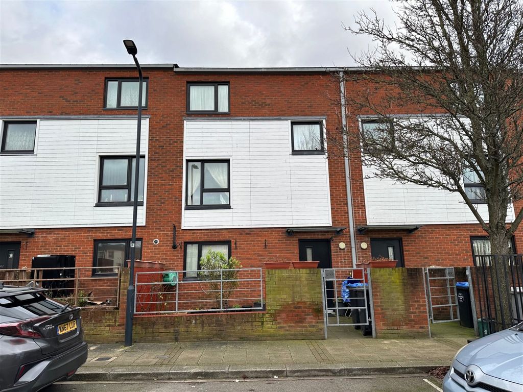 5 bed terraced house for sale in Emerald Road, London NW10, £675,000