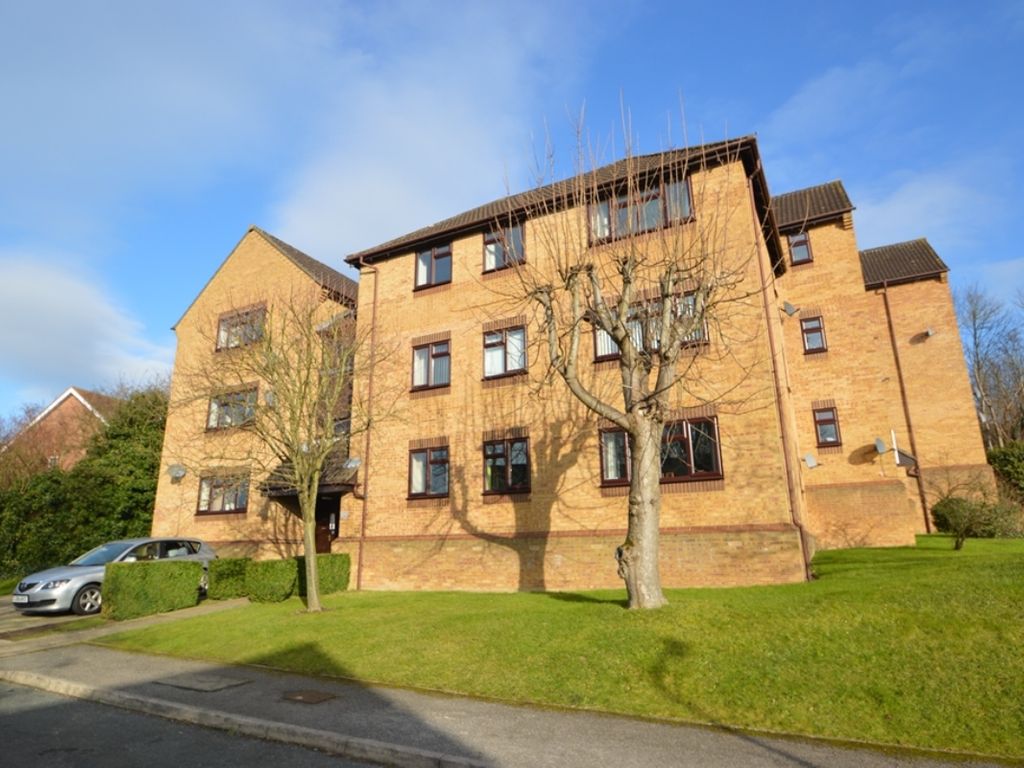 2 bed flat to rent in The Pentlands, High Buckinghamshire HP13