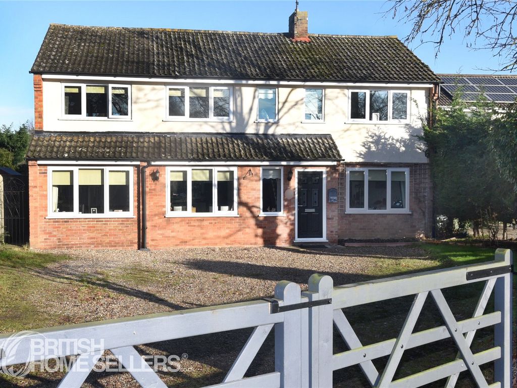 4 bed detached house for sale in Hamlet Close, North Walsham, Norfolk