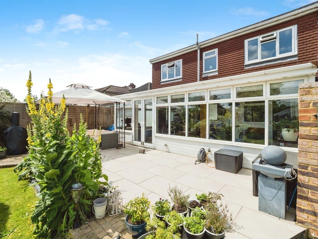 3 bed detached bungalow for sale in Briscoe Road, Rainham RM13, £