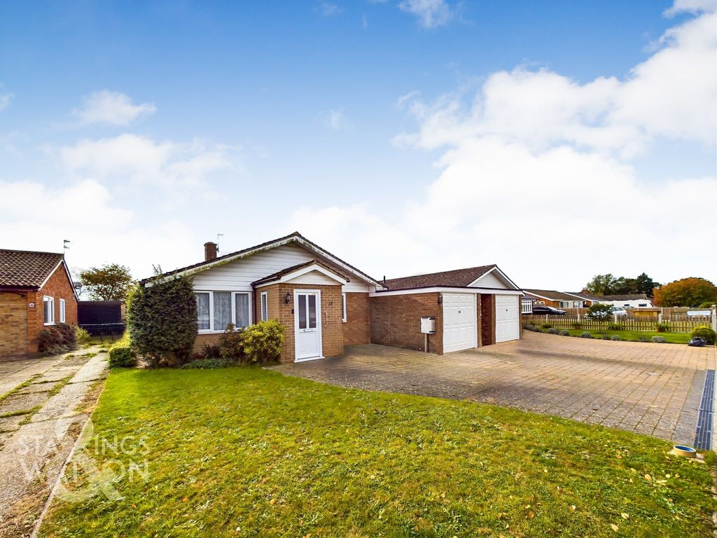 3 bed detached bungalow for sale in Heath Way, Blofield Heath, Norwich