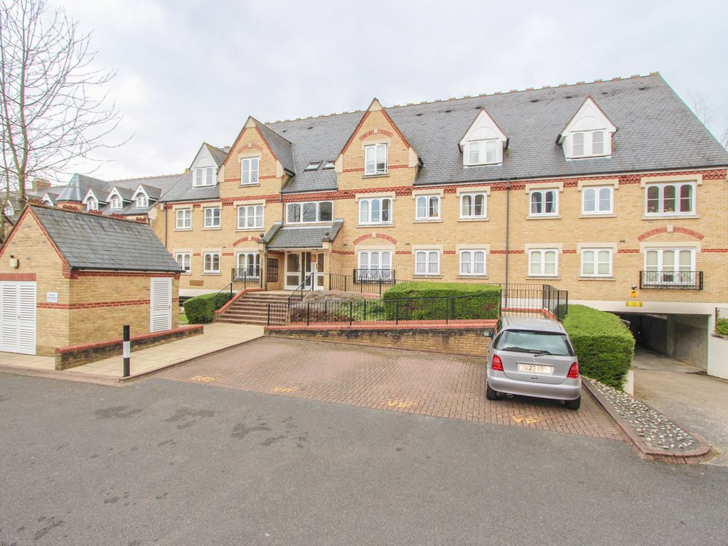 2 bed flat to rent in Lancing House, Hallam Close, Watford