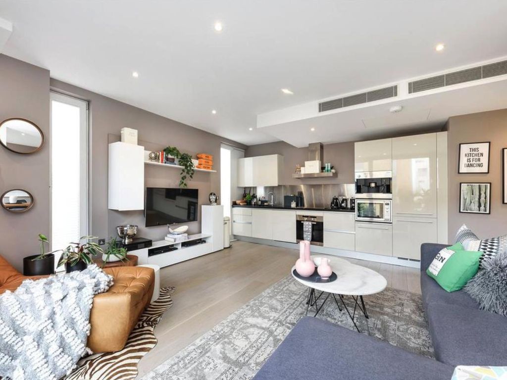 3 bed flat for sale in Hepworth Court, Grosvenor Waterside, Gatliff