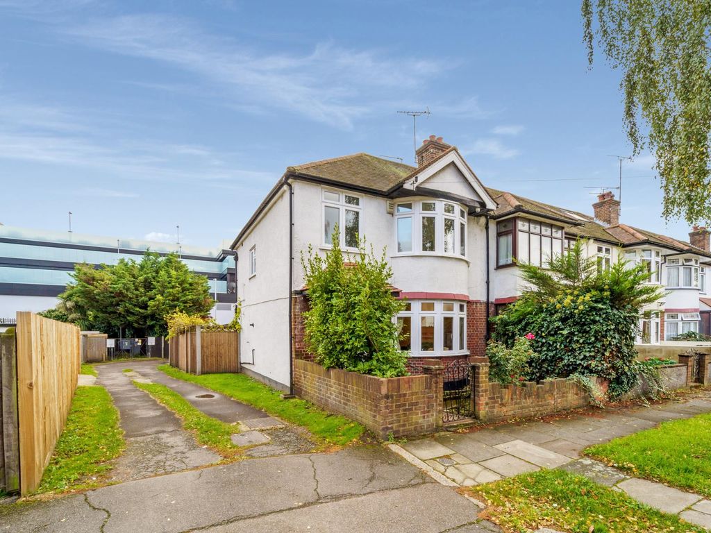 3 bed property for sale in Springvale Avenue, Brentford TW8, £750,000