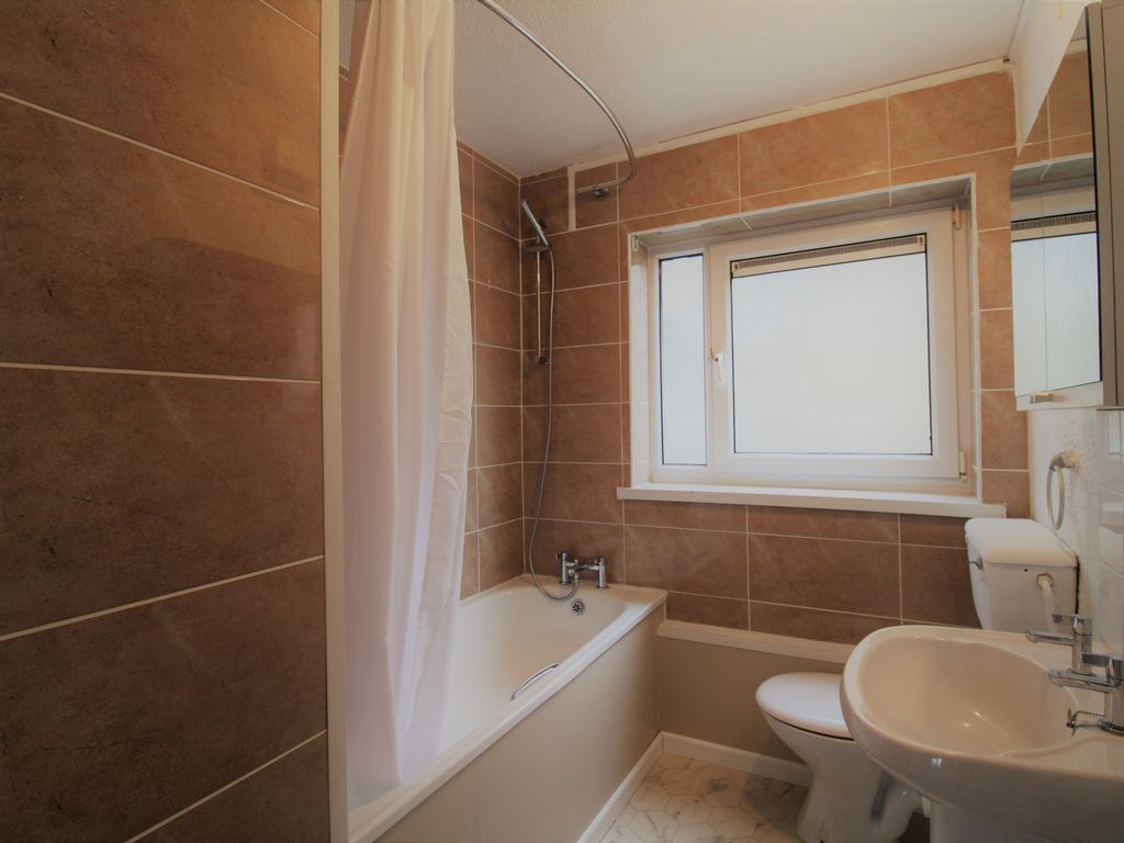 2 bed flat to rent in Ellwood Avenue, Thornhill, Southampton SO19, £975