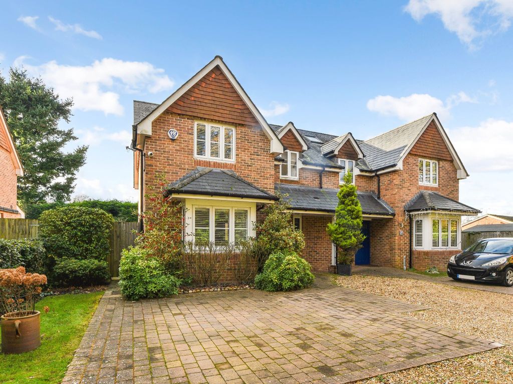 3 bed semidetached house for sale in Midhurst Road, Liphook, Hampshire