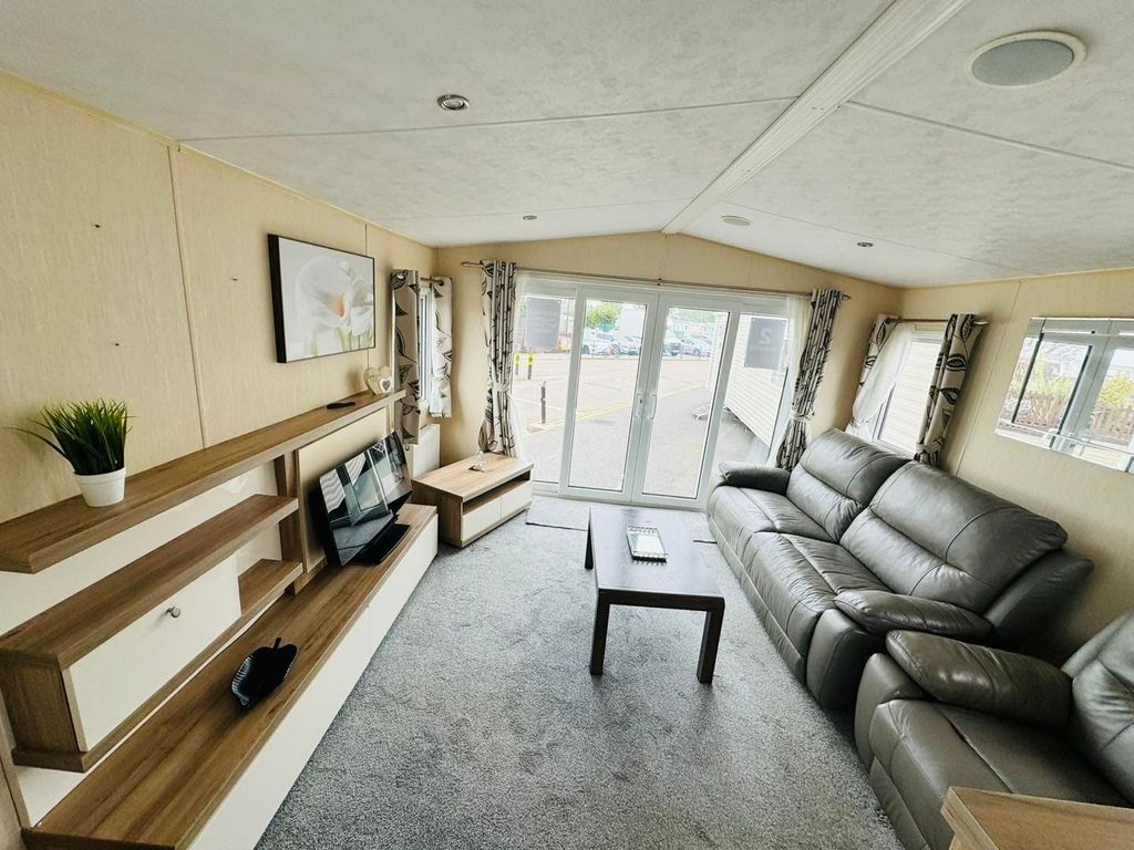 2 bed property for sale in ClactonOnSea CO15, £29,995 Zoopla