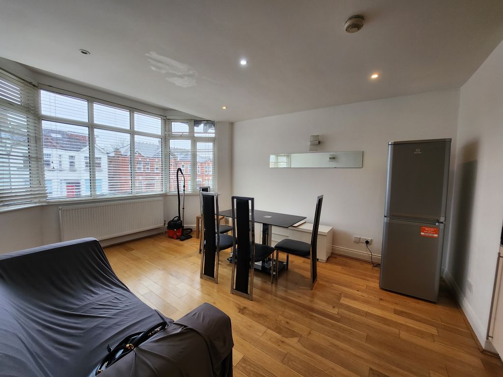 2 bed flat to rent in Vaughan Avenue, Hendon NW4 Zoopla