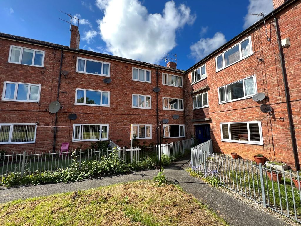 2 bed flat for sale in Whalton Court, Gosforth, Newcastle Upon Tyne NE3