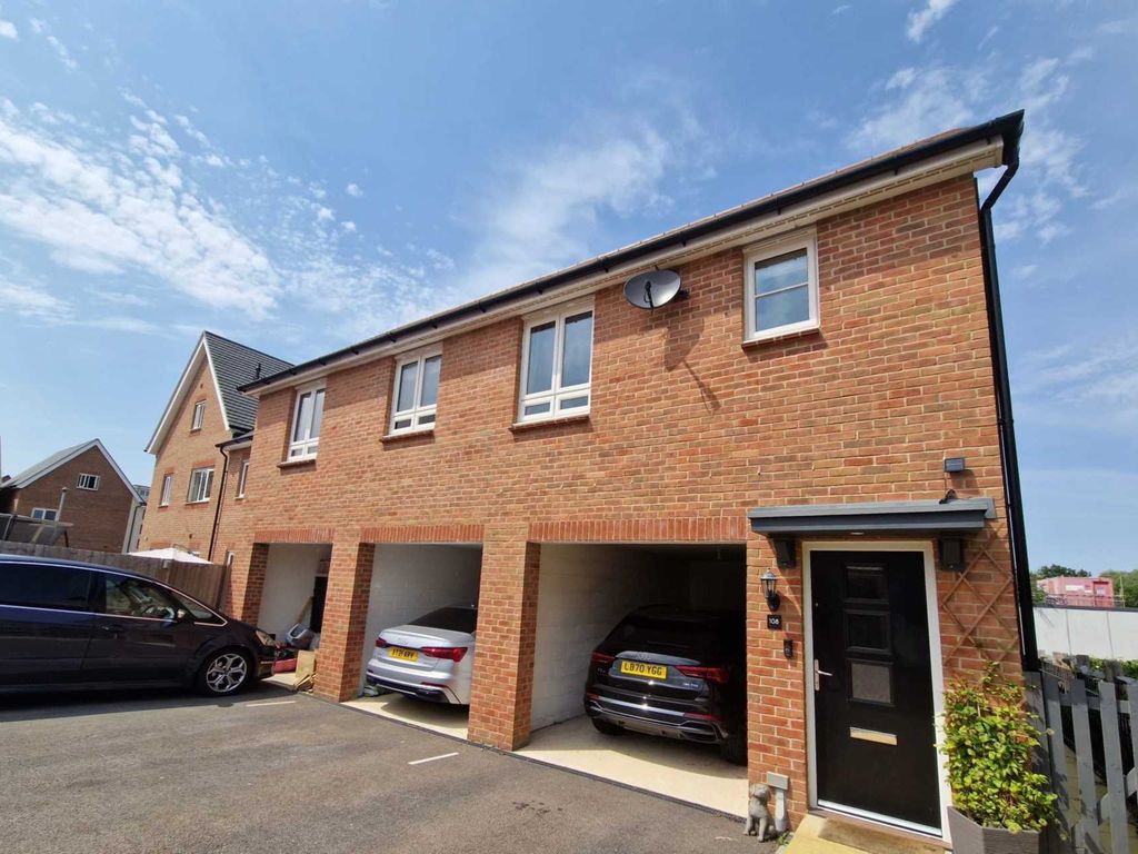 2 bed parking/garage for sale in ster Close, Park RG12 Zoopla