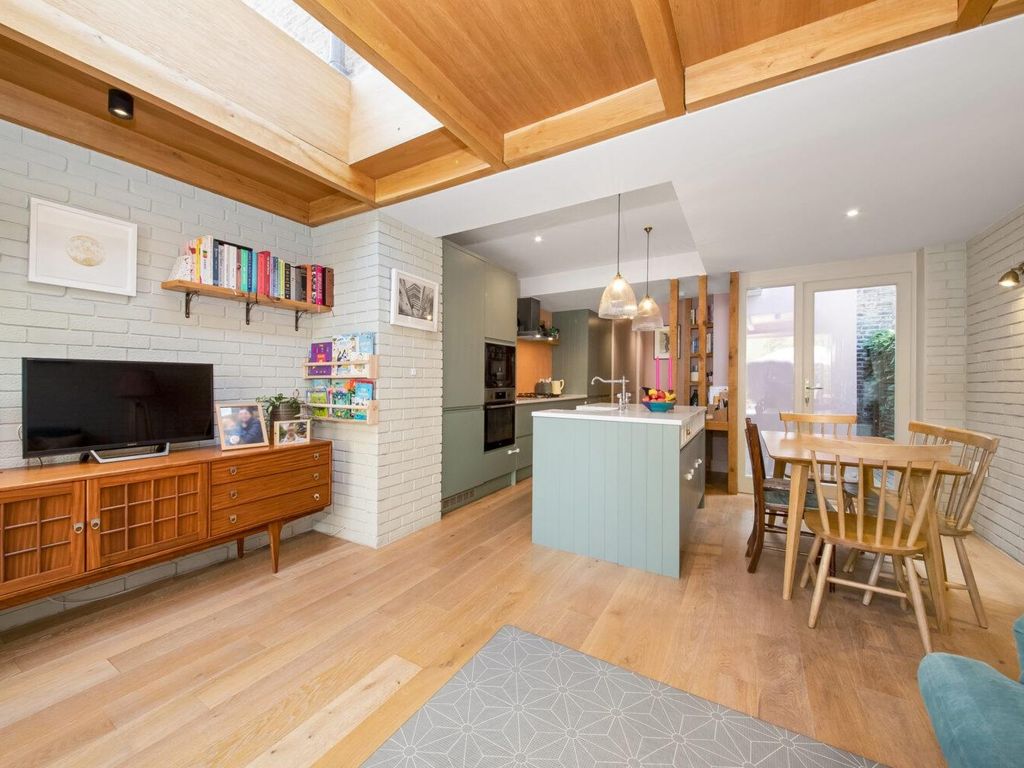 2 bed flat for sale in Kirkwood Road, Peckham, London SE15, £650,000