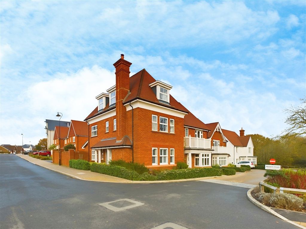 4 bed semidetached house for sale in The Boulevard, Horsham RH12, £