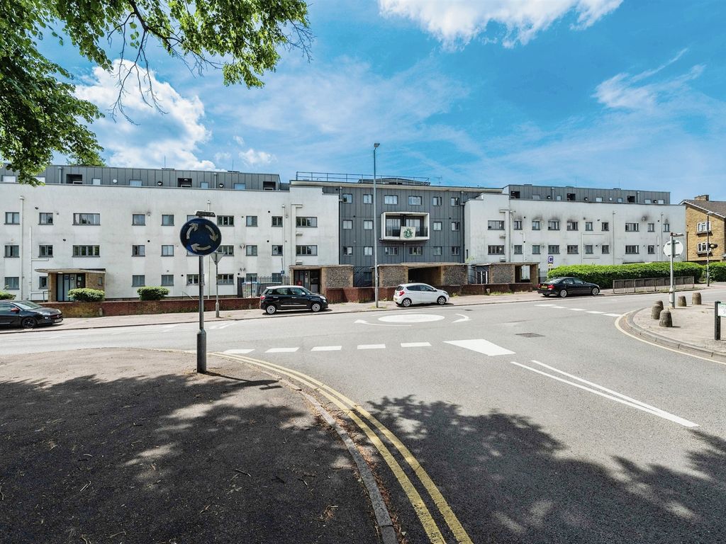 2 bed flat for sale in Longlands, Hemel Hempstead Industrial Estate