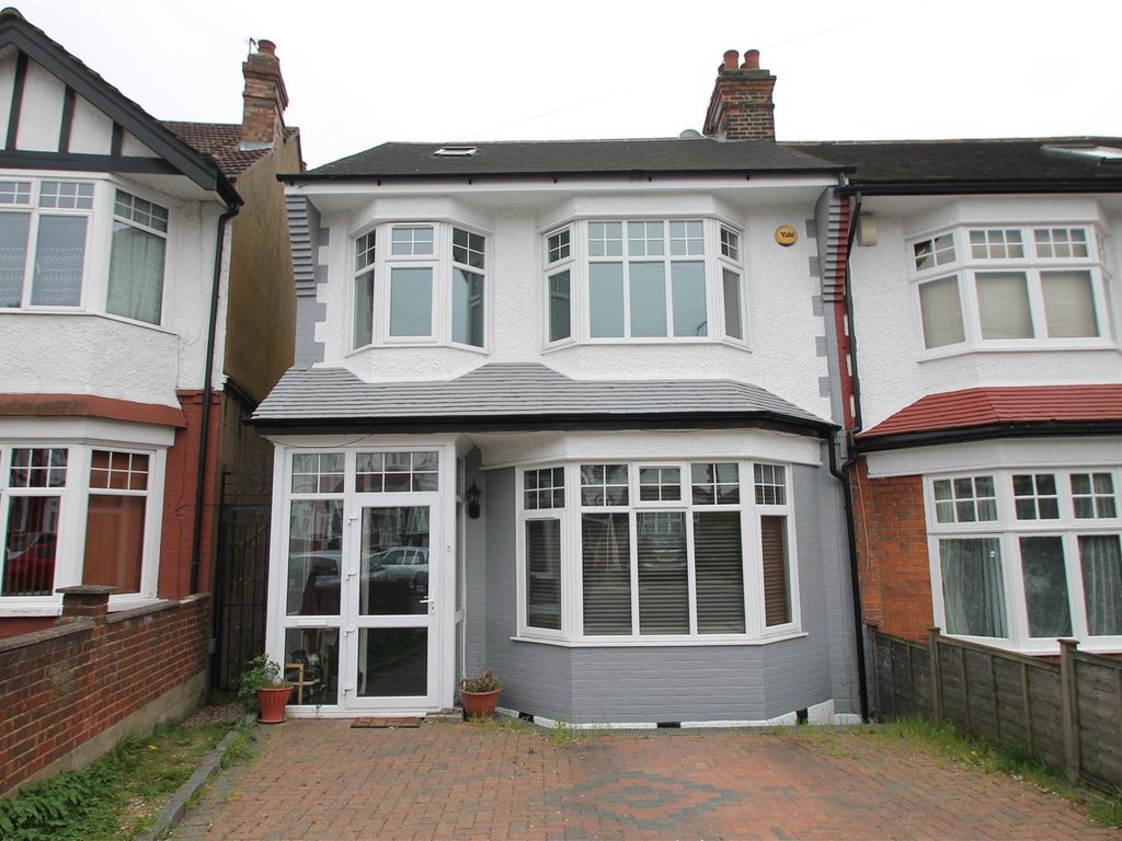 4 bed property to rent in Hamilton Crescent, Palmers Green, London N13