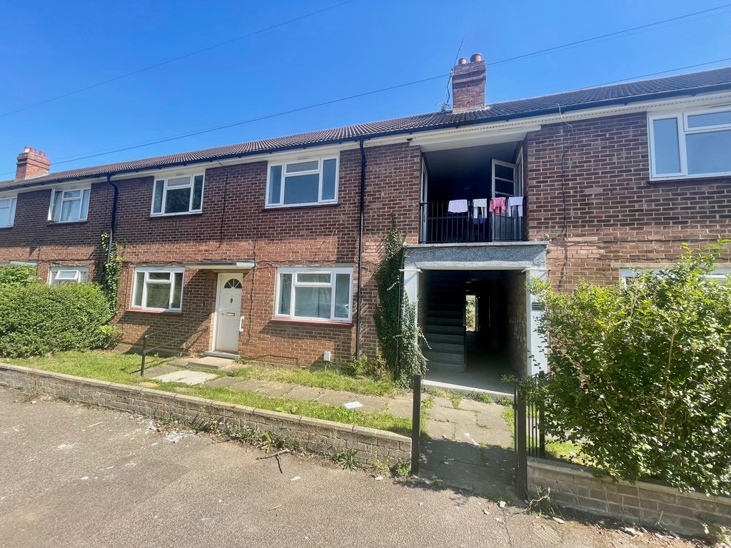 2 bed flat to rent in Carlisle Road, Bedford MK40, £1,100 pcm Zoopla