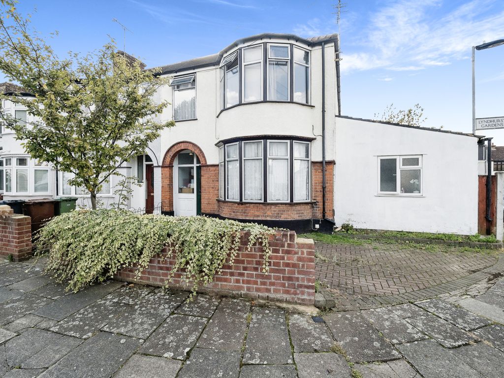 4 bed end terrace house for sale in Lyndhurst Gardens, Barking IG11, £